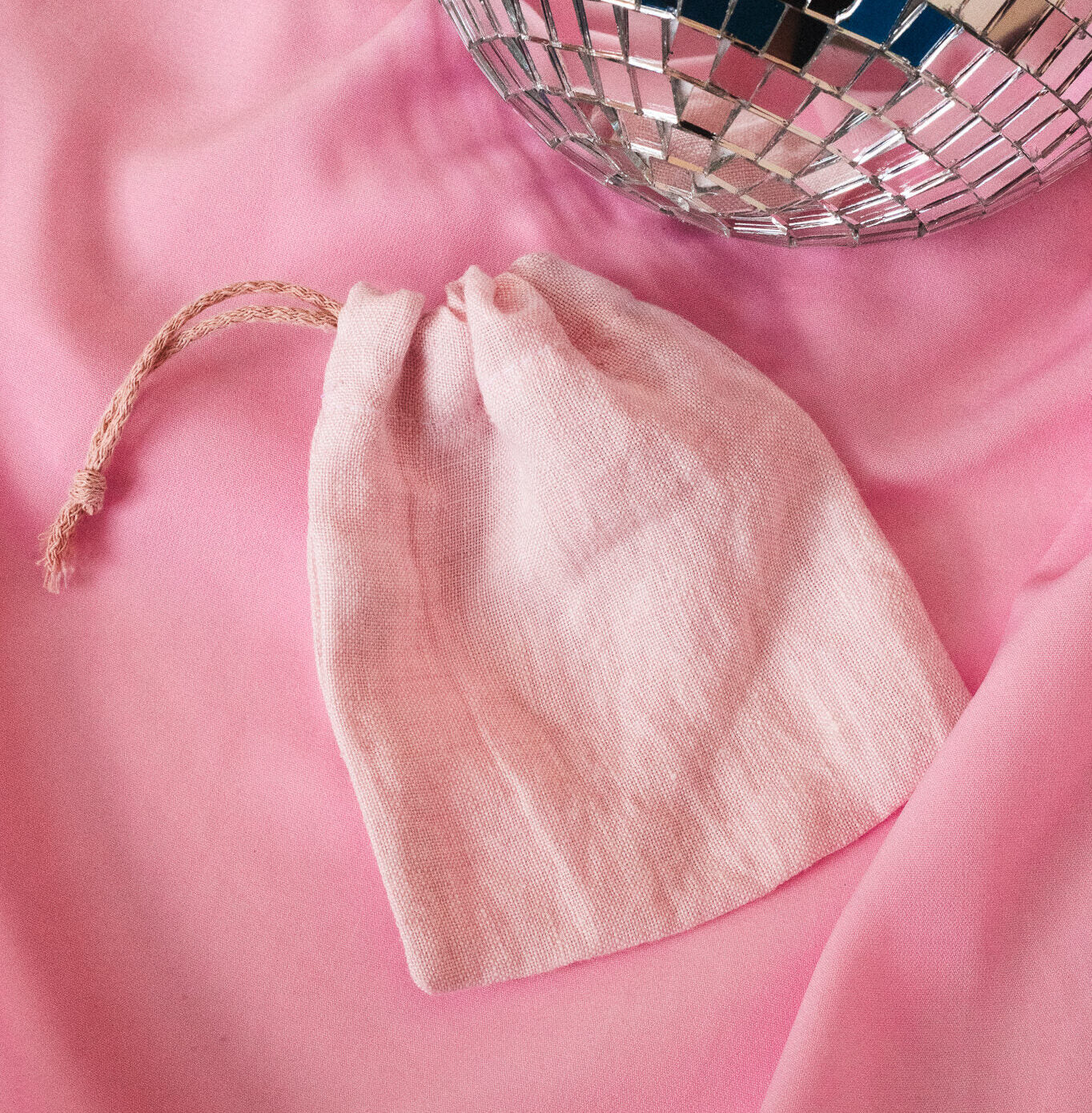 Dysk menstruacyjny z woreczkiem lnianym